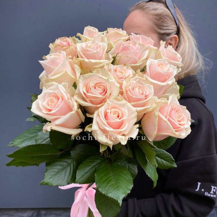 15  кремовых высоких роз в Саратове