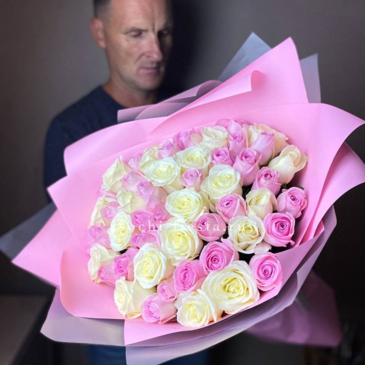 51 белых и розовых роз в Саратове