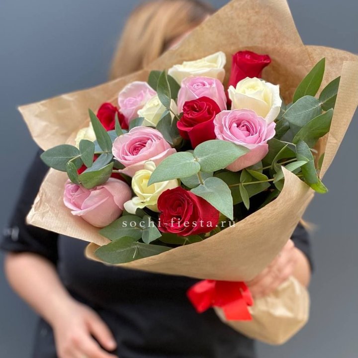 Букет из 15 роз с эвкалиптом в Саратове