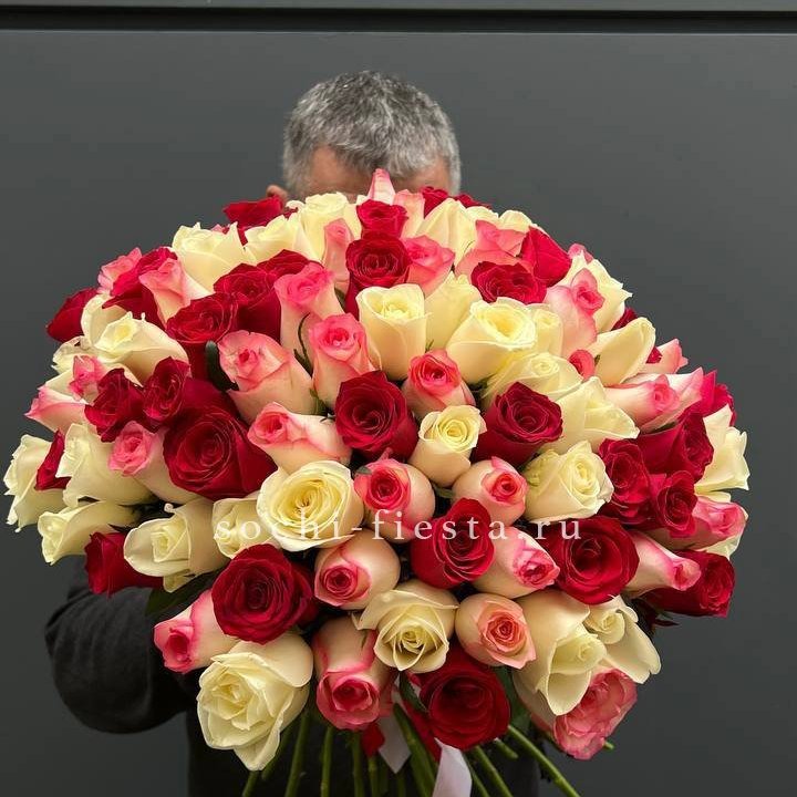 101 разноцветная роза "Джули" в Саратове