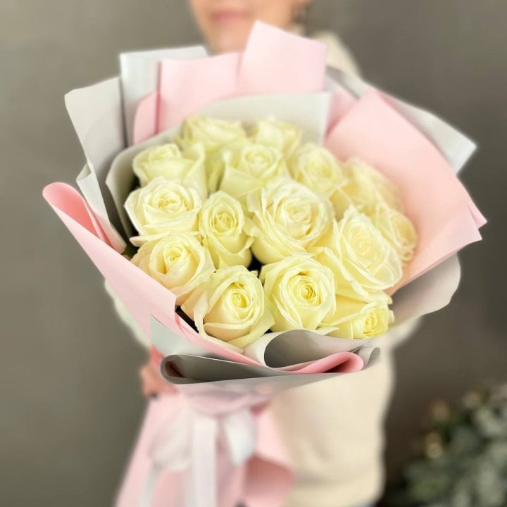 15 белых роз пудра в Саратове