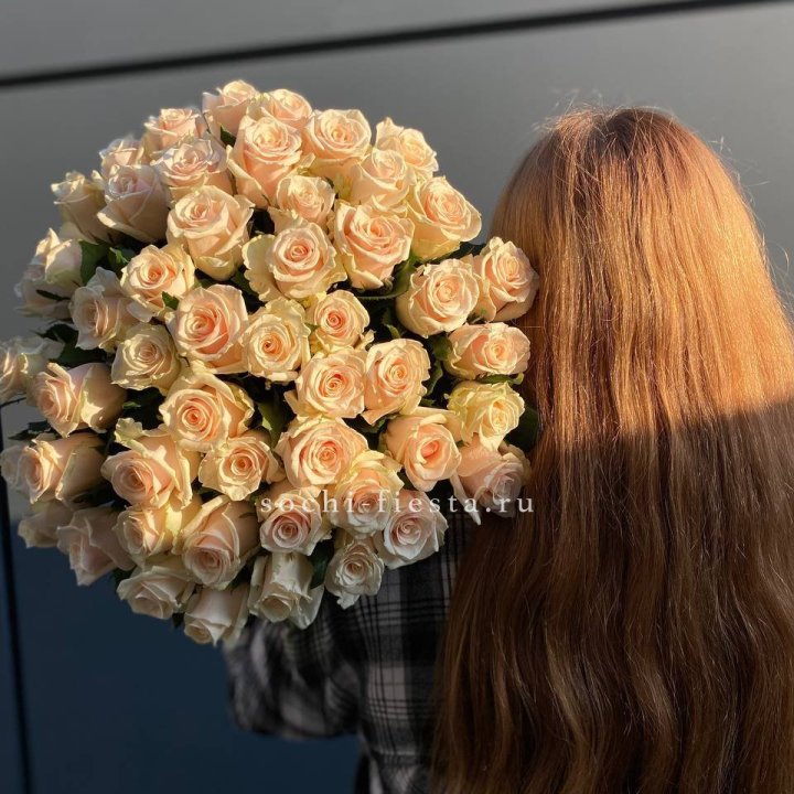Охапка кремовых роз в Саратове