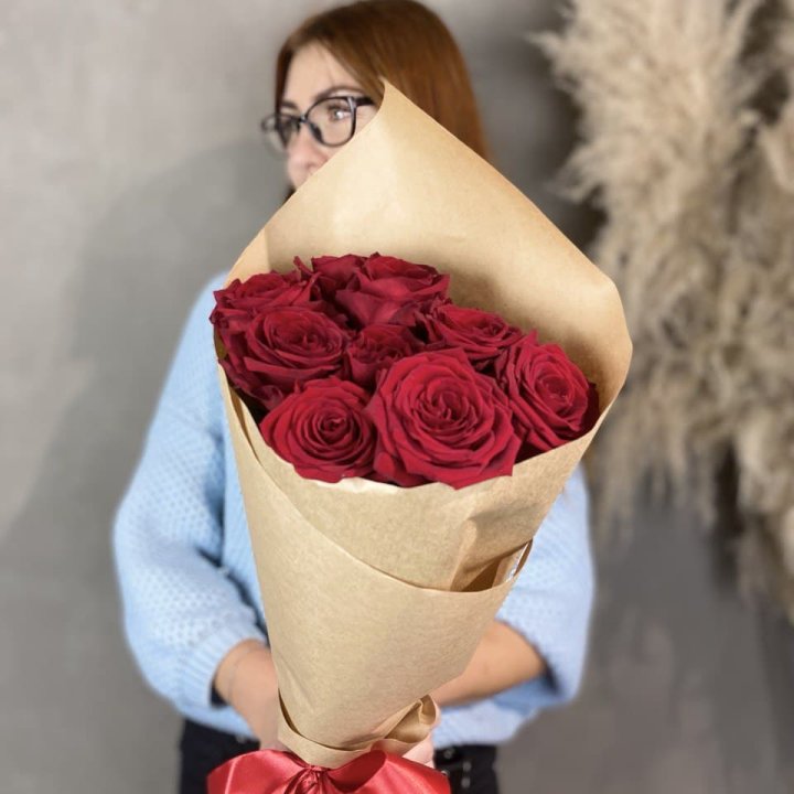 9 красных роз в крафте в Саратове
