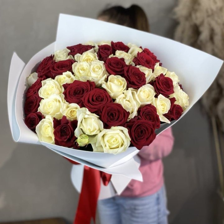 51 красная и белая роза в Саратове