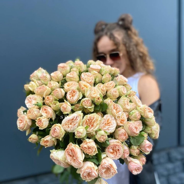 25 пионовидных роз в Саратове