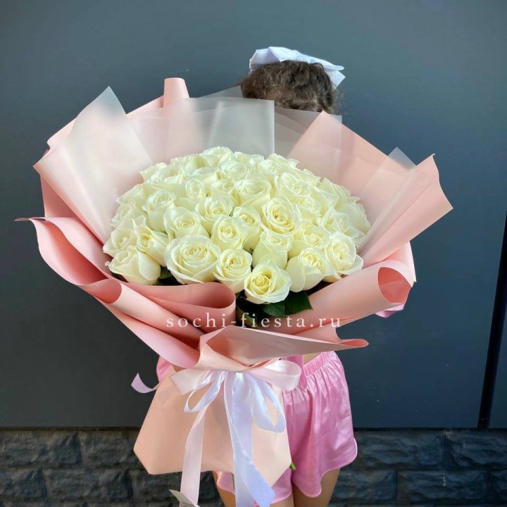 35 белых роз в Саратове