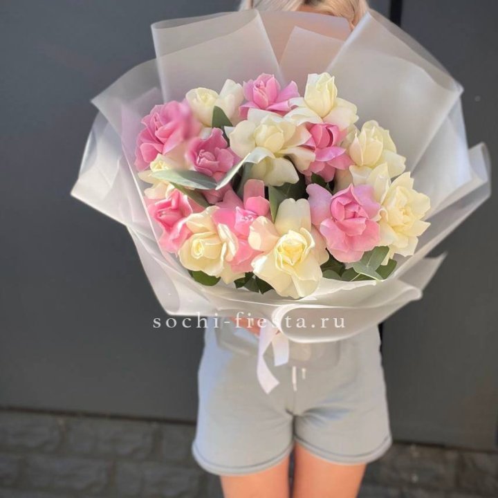 15 бело-розовых роз в Саратове