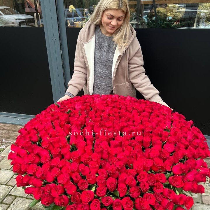 501 красная роза в корзине в Саратове