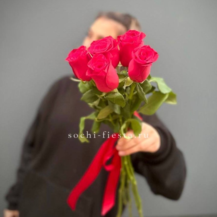 Букет 5 красных роз  в Саратове