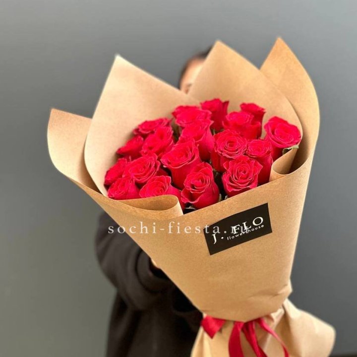 19 красных роз в крафте в Саратове
