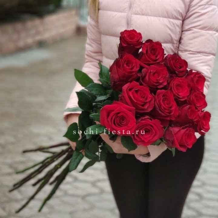 15 высоких красных роз в Саратове