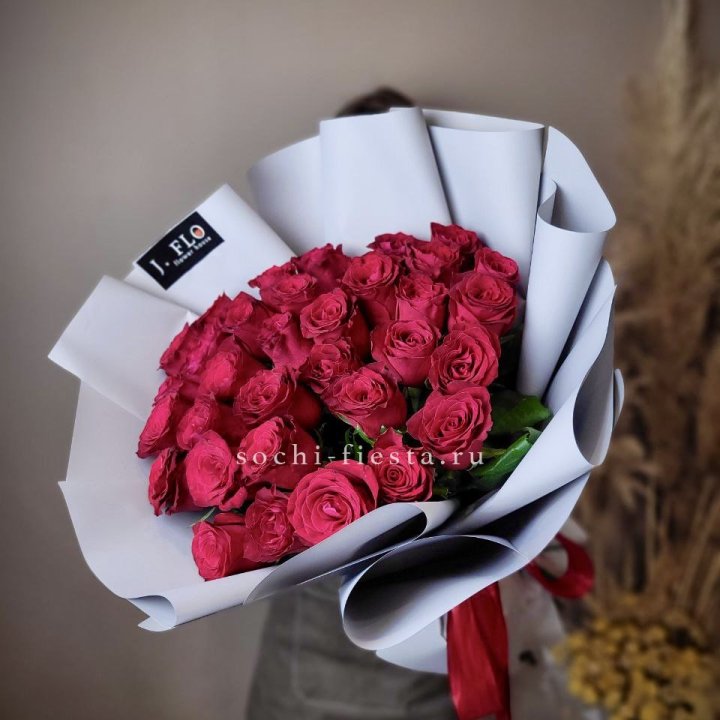 Красные розы 33 шт в Саратове