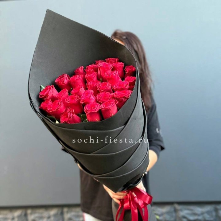 25 высоких красных роз в Саратове