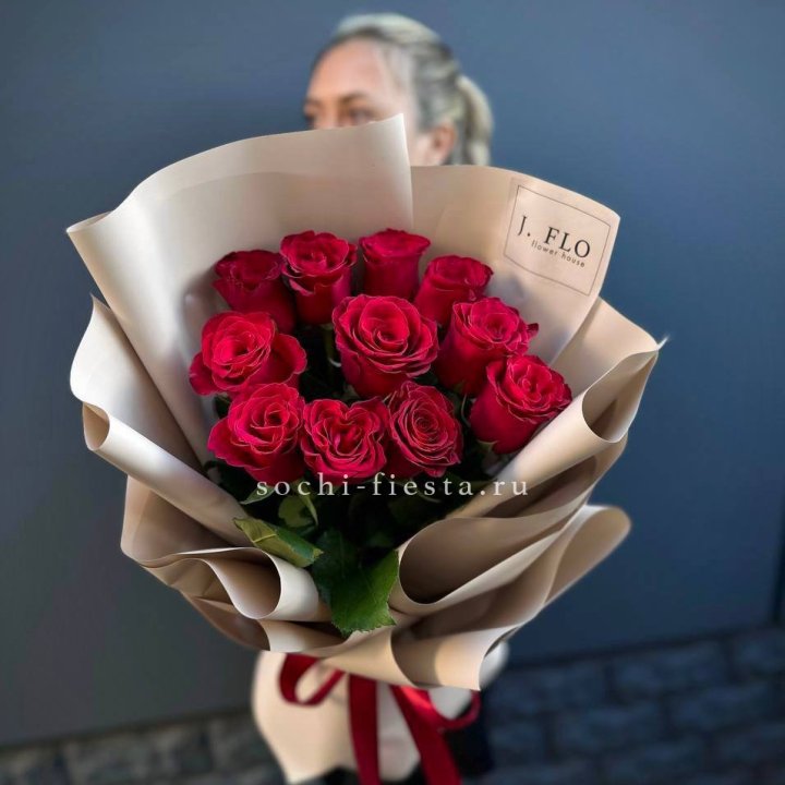 Букет красных роз "Наоми" в Саратове