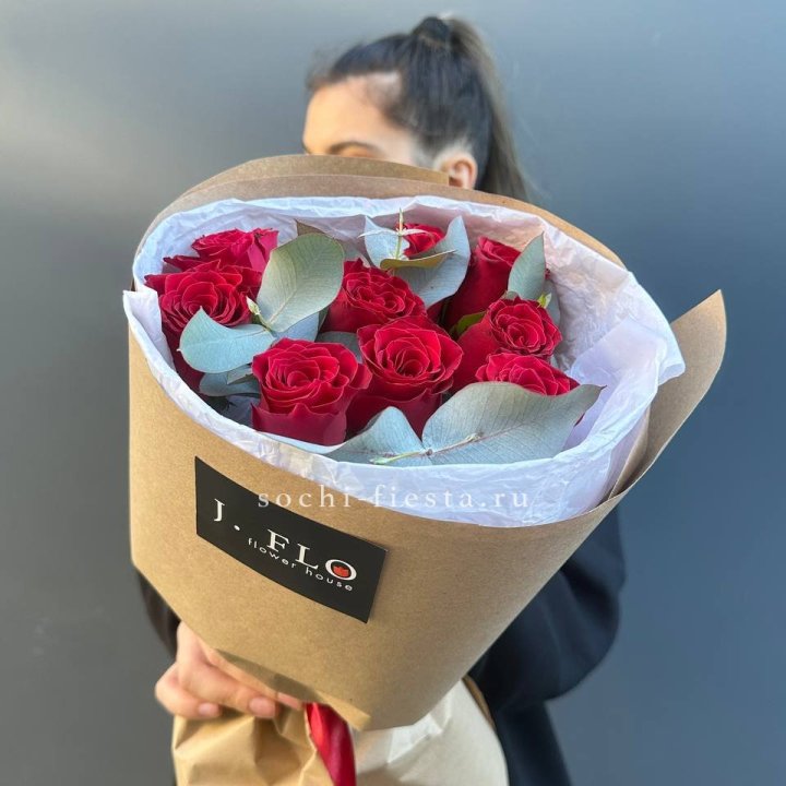 9 роз с эвкалиптом в Саратове