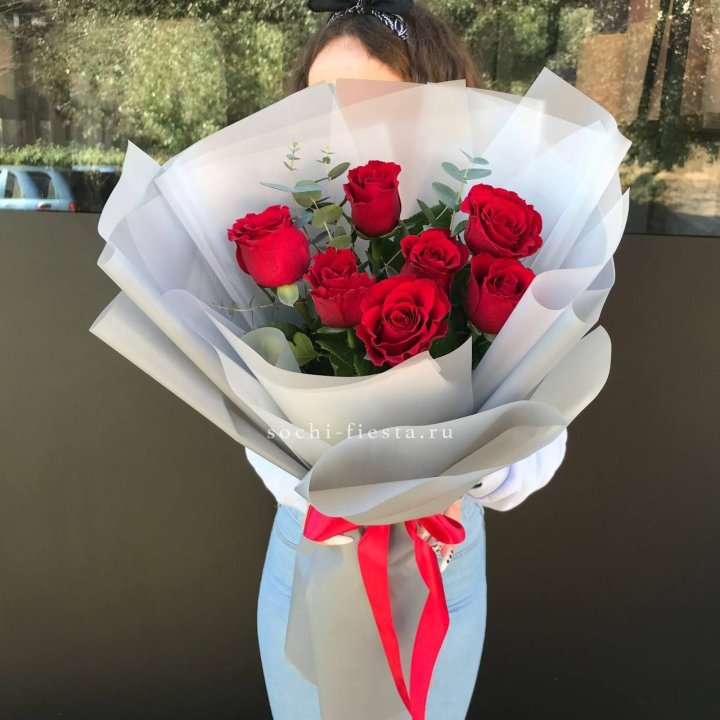 7 красных роз с эвкалиптом  в Саратове