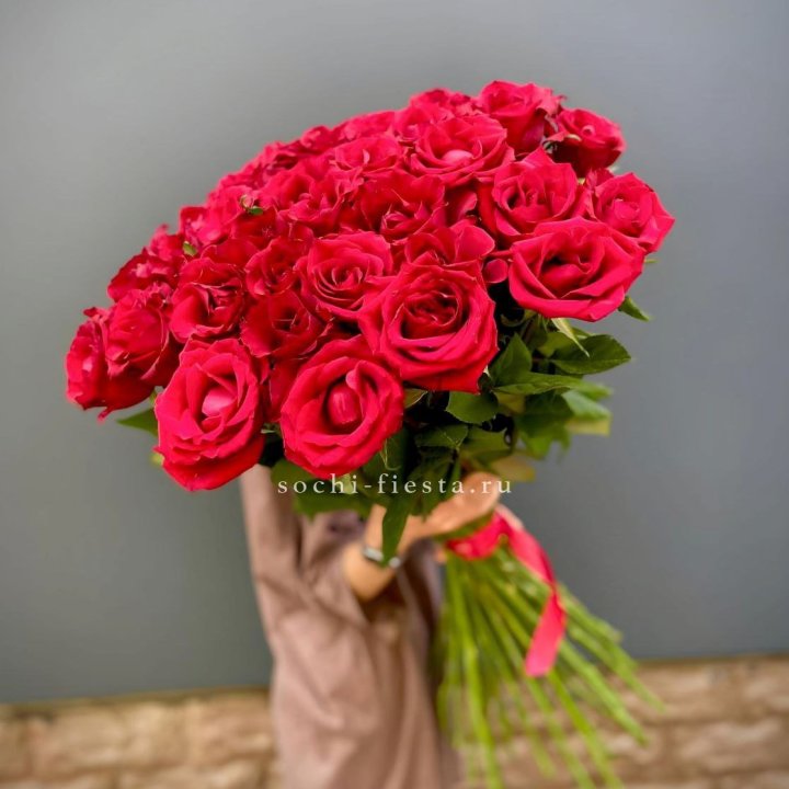 51 высокая красная роза в Саратове