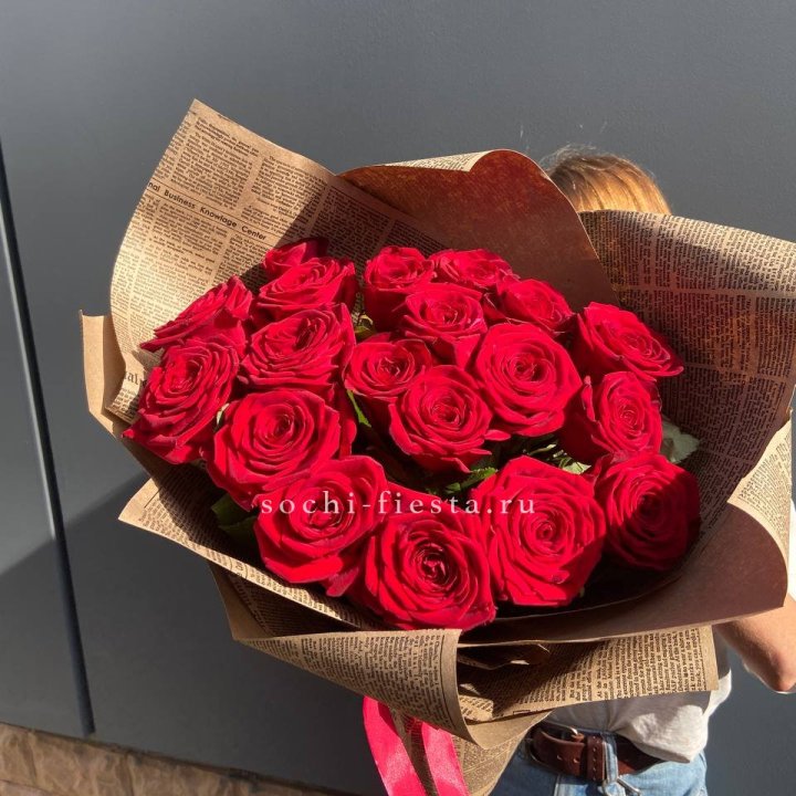 19 красных роз Леди Крафт в Саратове