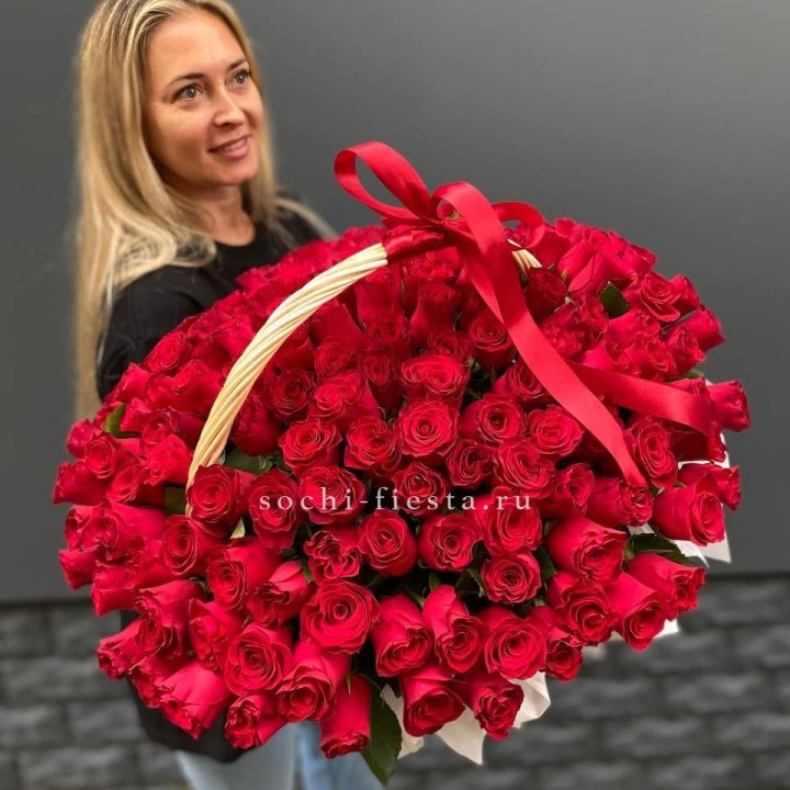 151 красная  роза в корзине в Саратове