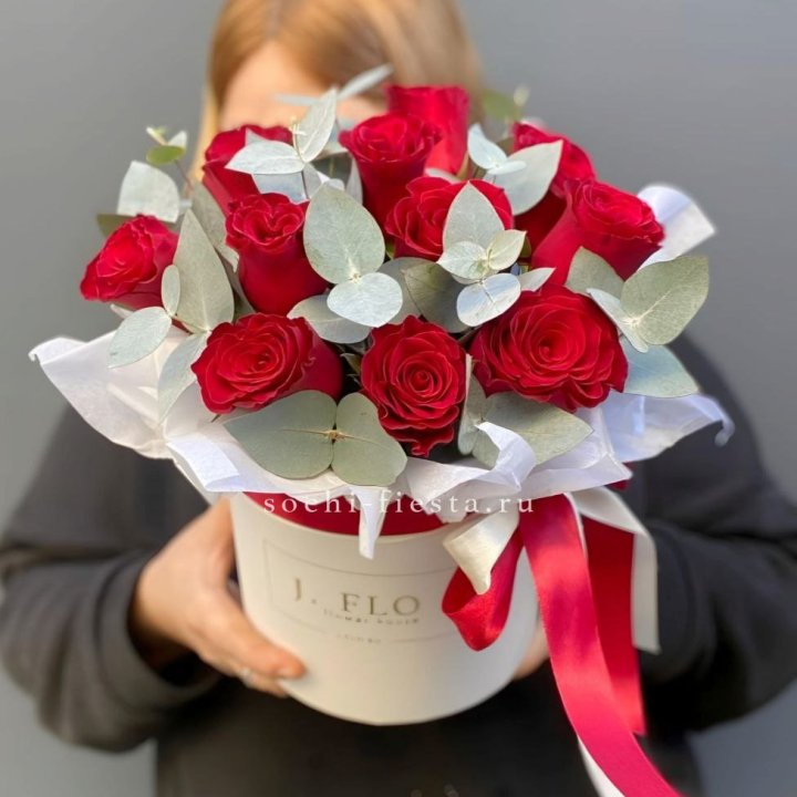 11 роз в шляпной коробке в Саратове