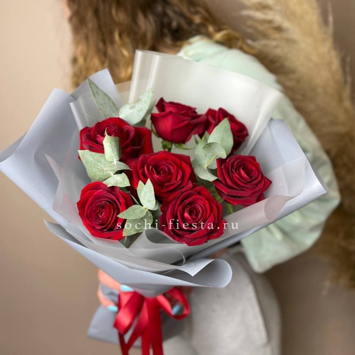 7 красных роз в Саратове