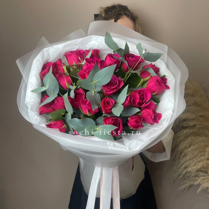 25 малиновых роз с эвкалиптом в Саратове