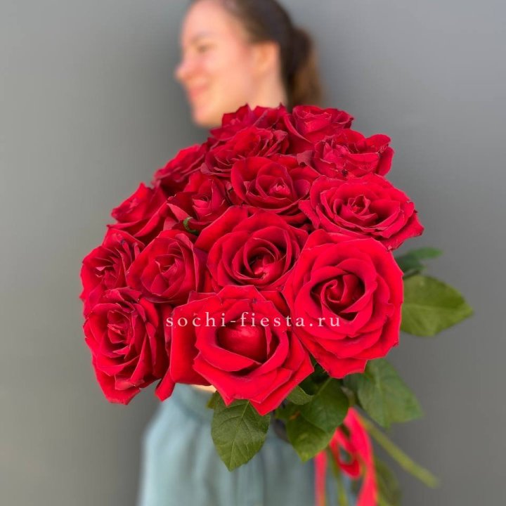 15 красных роз под ленту в Саратове