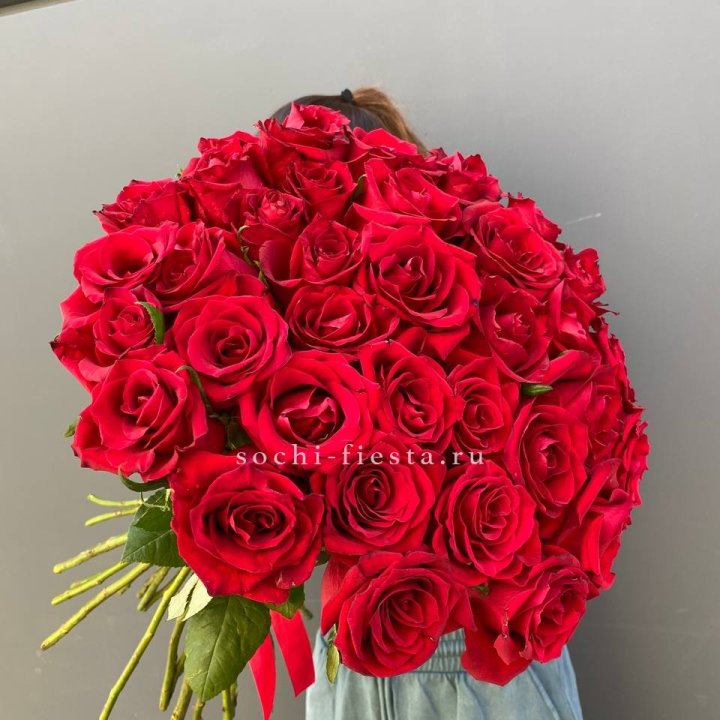 35 красных роз под ленту в Саратове