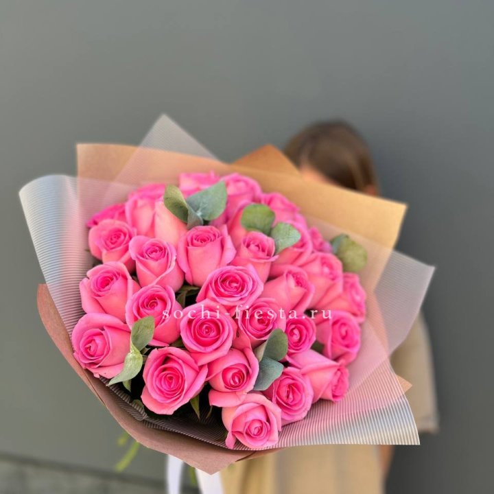 31 розовая роза с эвкалиптом в Саратове