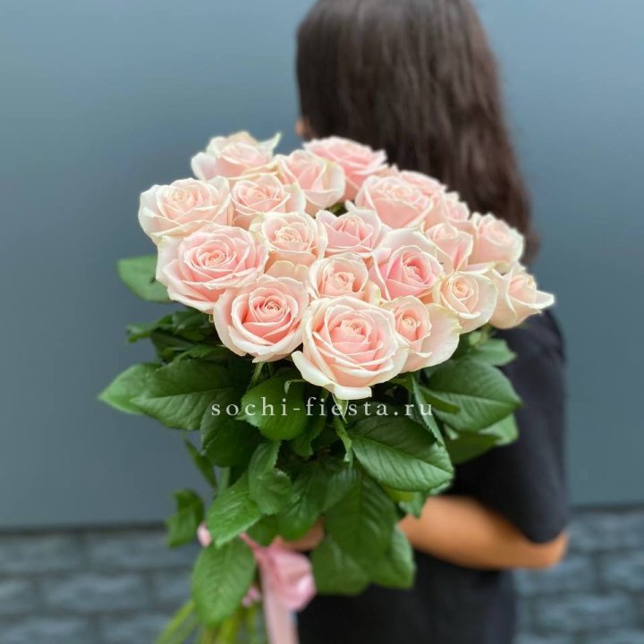 Высокие розовые розы в Саратове