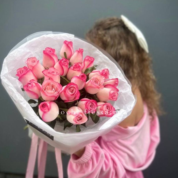 21 розовые розы Венди  в оформлении в Саратове