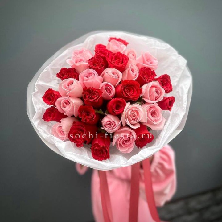 Букет красных и розовых 35 роз в Саратове