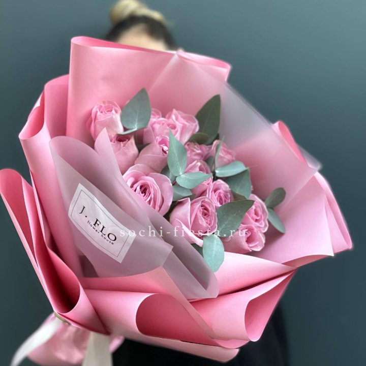 15 Розовых роз с эвкалиптом в Саратове