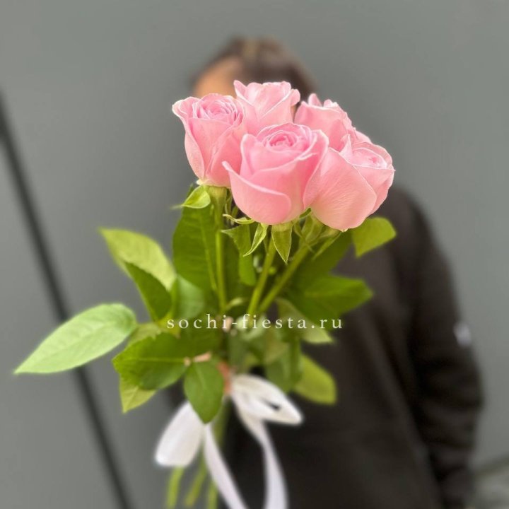 Букет 5 розовых роз  в Саратове