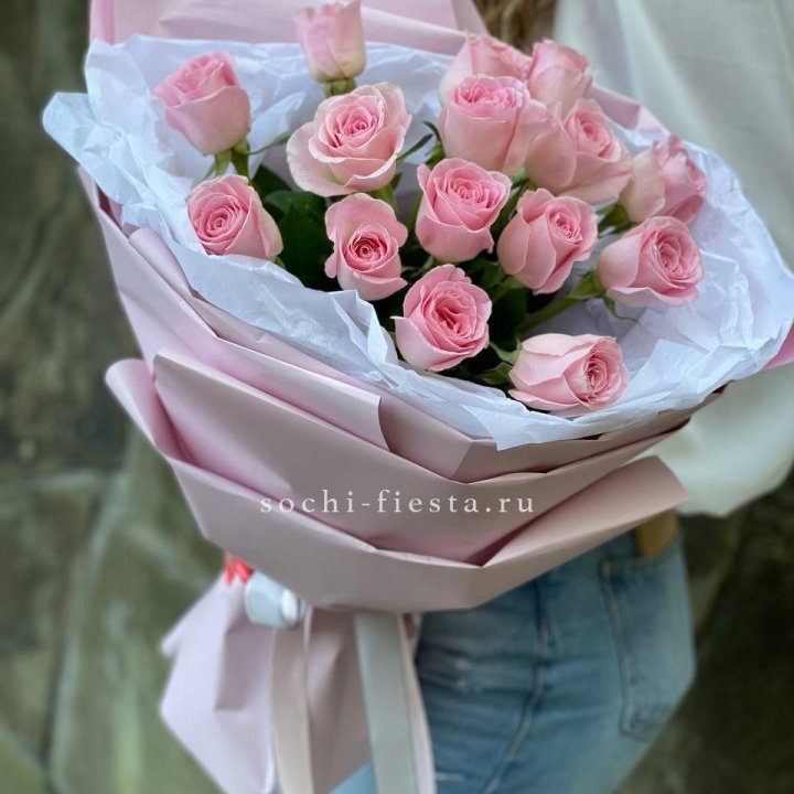 Розовые розы в авторском оформлении в Саратове