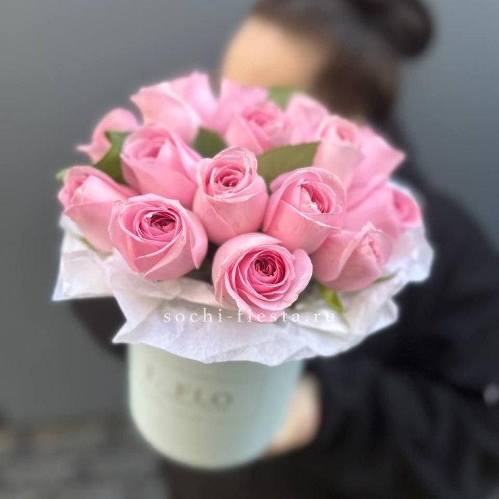 17 розовых роз в цилиндре в Саратове