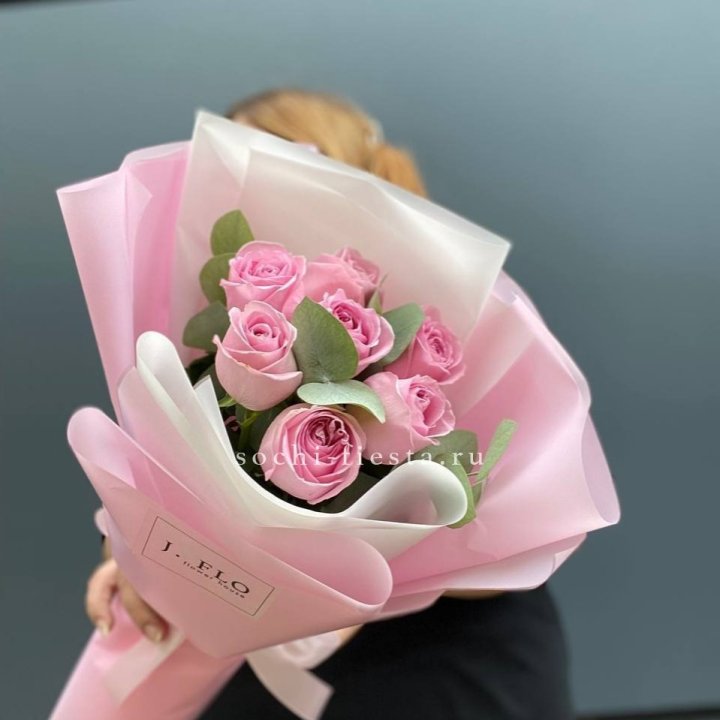 7 розовых роз с эвкалиптом в Саратове