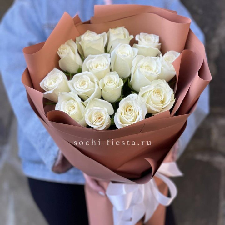 15 белых роз сиена в Саратове
