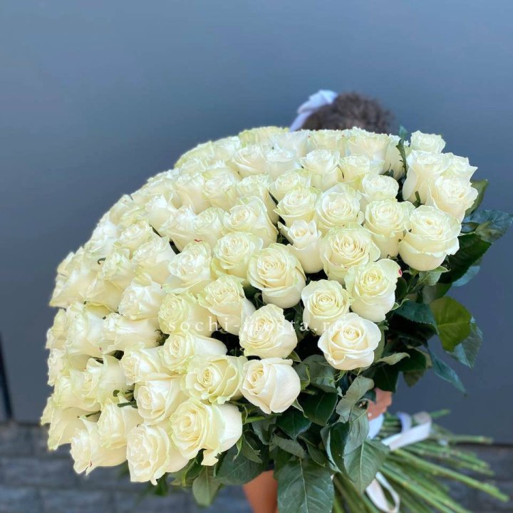 101 белая высокая роза в Саратове