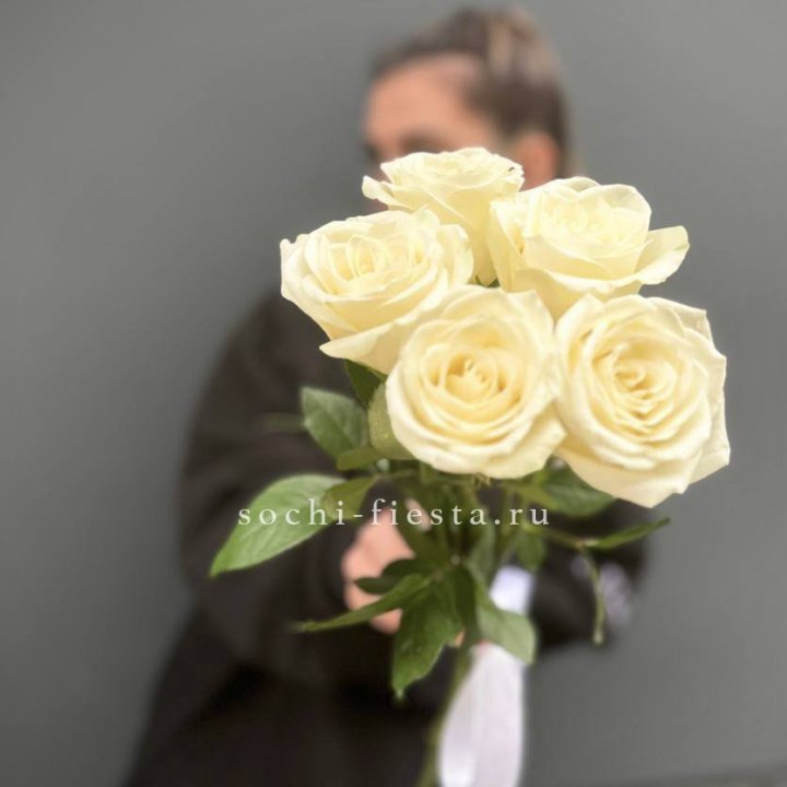 Букет 5 белых роз  в Саратове