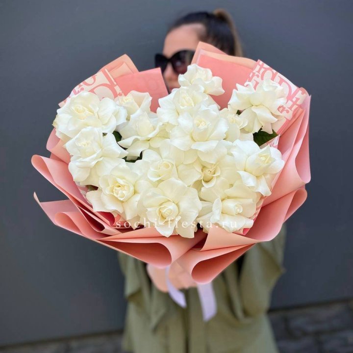 Белые розы "Аморе" в Саратове