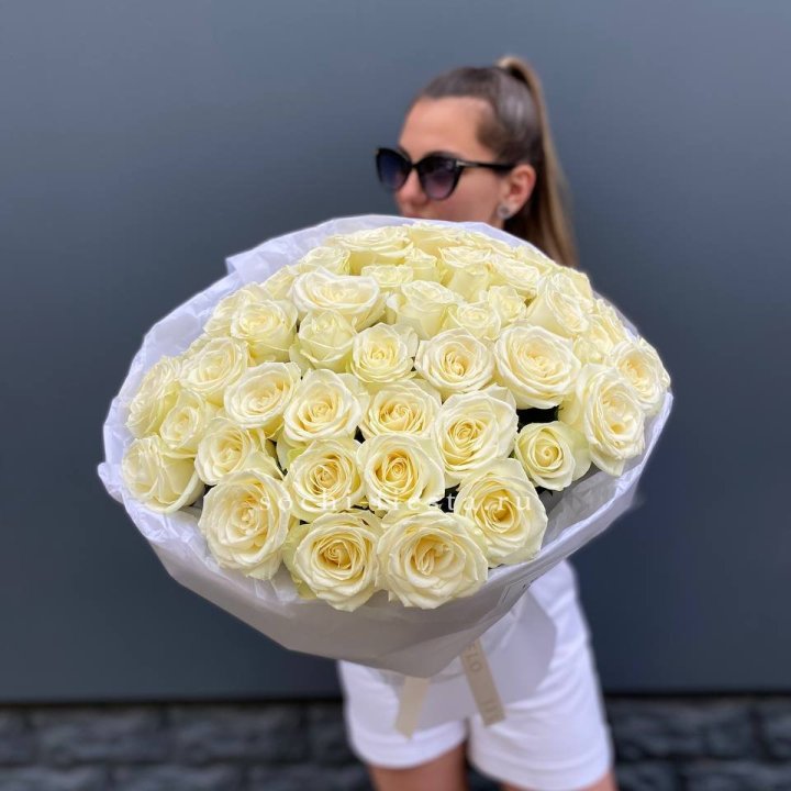 51 белая роза  в Саратове