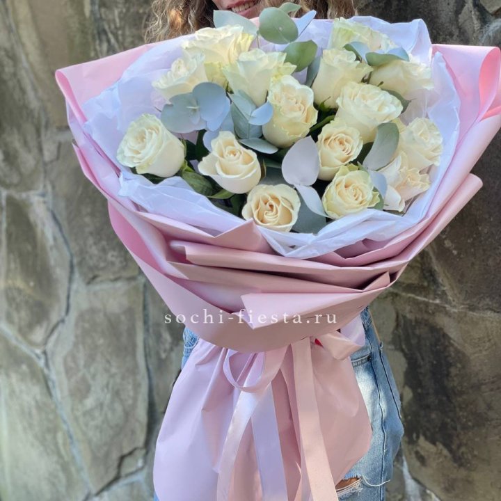 Белые розы в авторском оформлении в Саратове