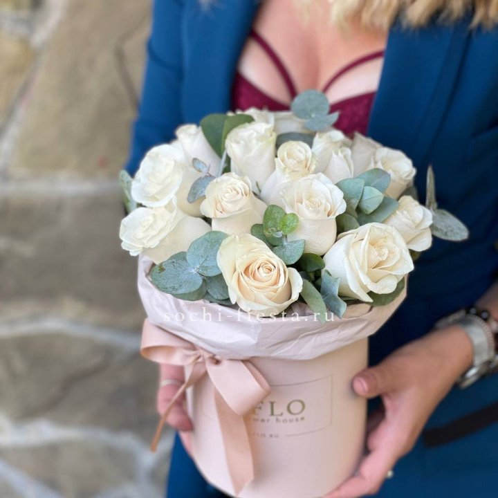 Цилиндр из белых роз в Саратове