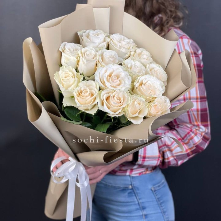15 белых роз кофе в Саратове