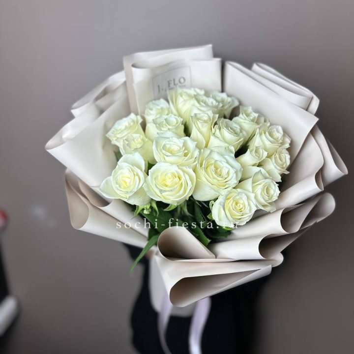19 белых роз  в Саратове