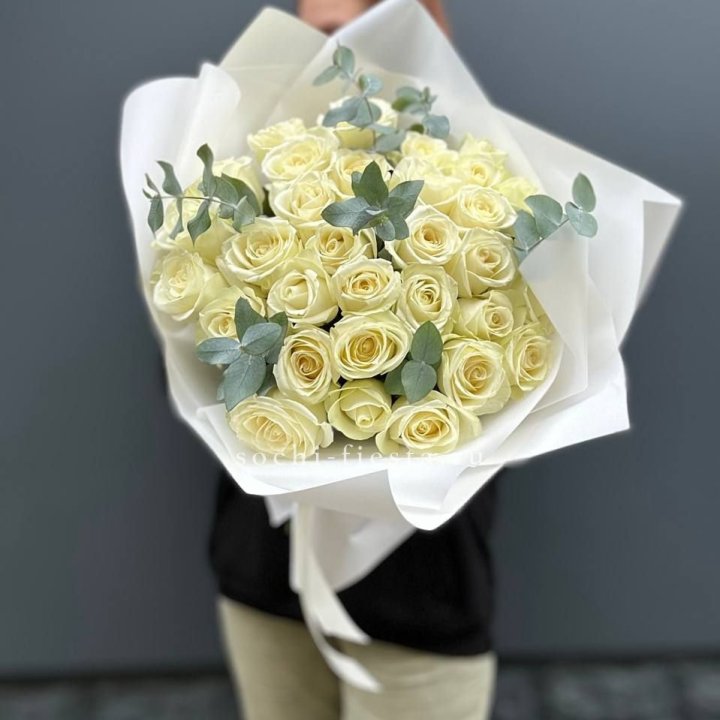 31 белая роза с эвкалиптом в Саратове