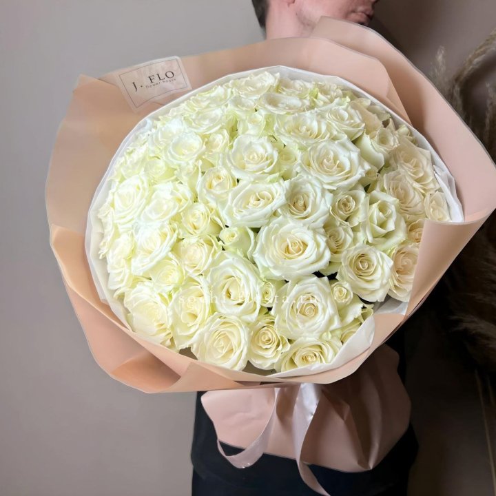 51 белая  роза в оформлении в Саратове