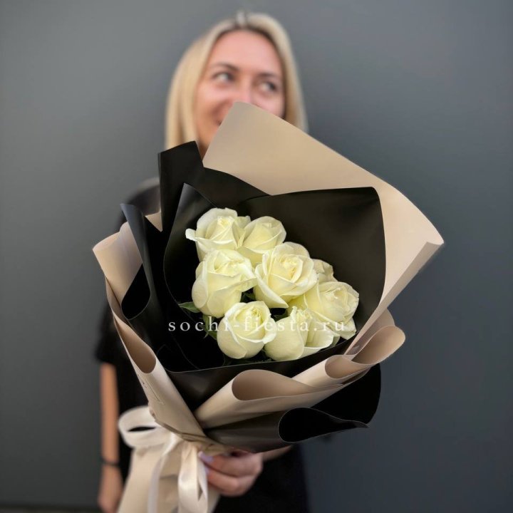 7 белых роз Иммерсив в Саратове