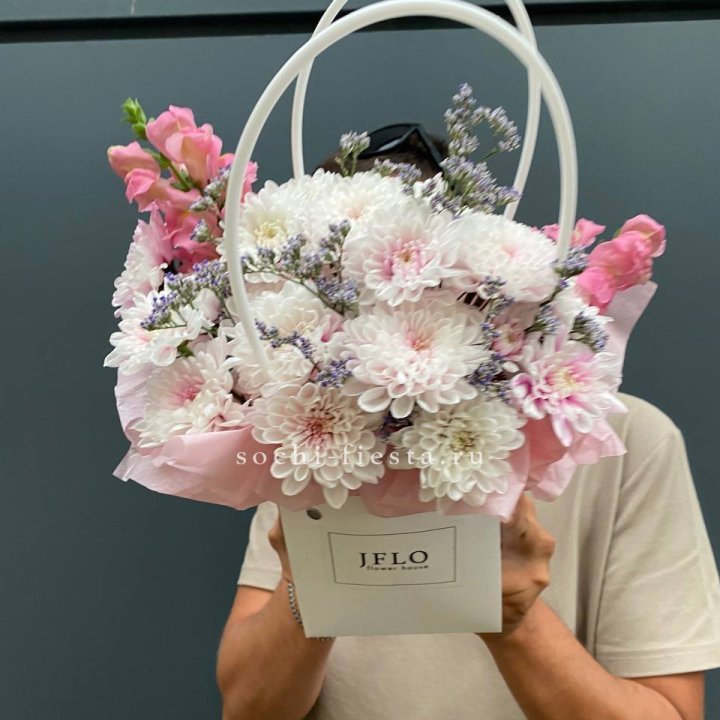Сумочка из стойких цветов  в Саратове